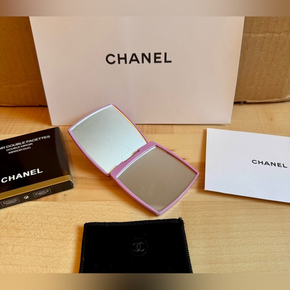 CHANEL Double Facettes Mirror in Lavender Brand New - Picture 2 of 3